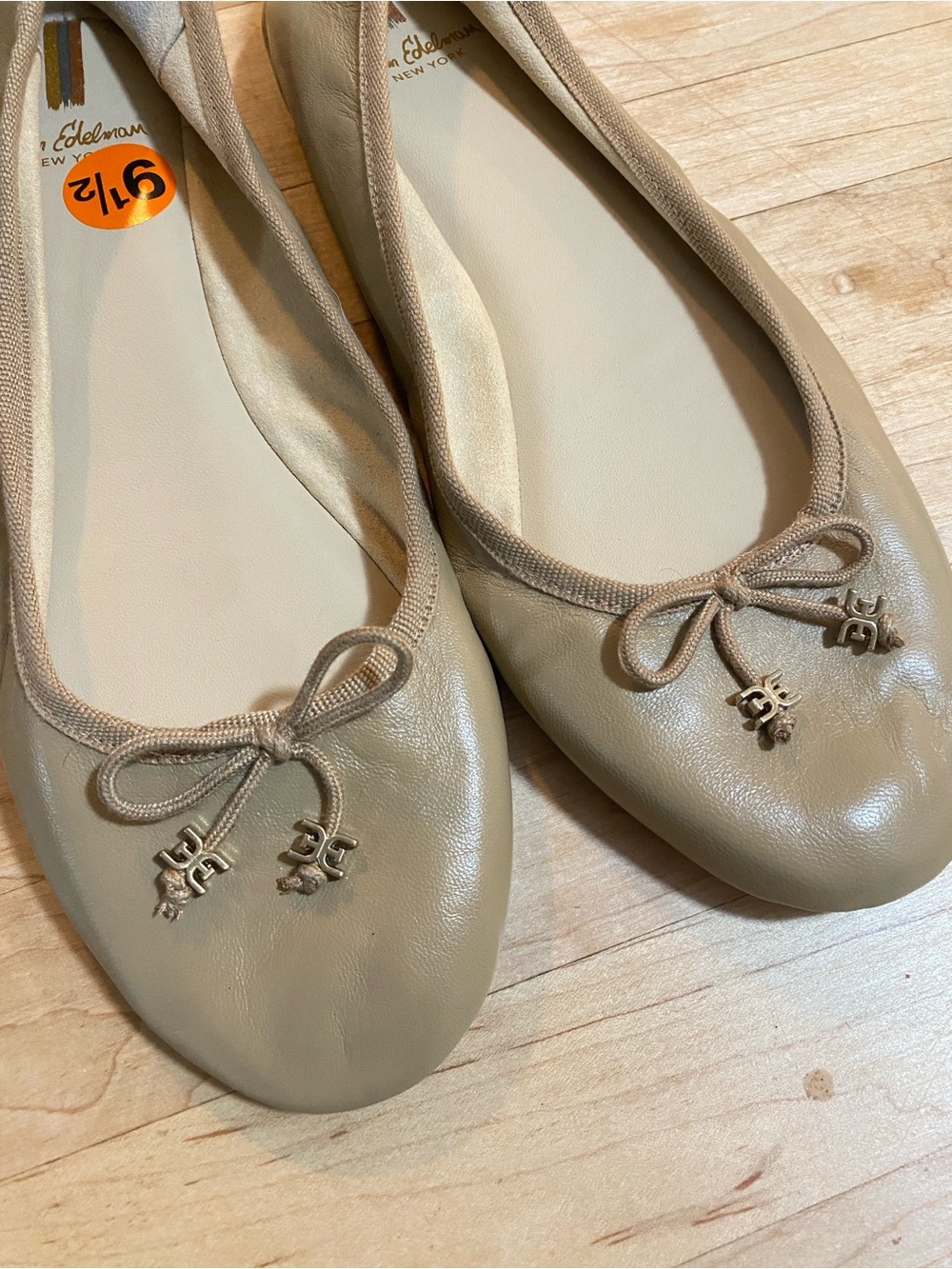 NEW Sam Edelman Tan Leather Ballet Flats Size 9.5 Logo Charms - Picture 8 of 8